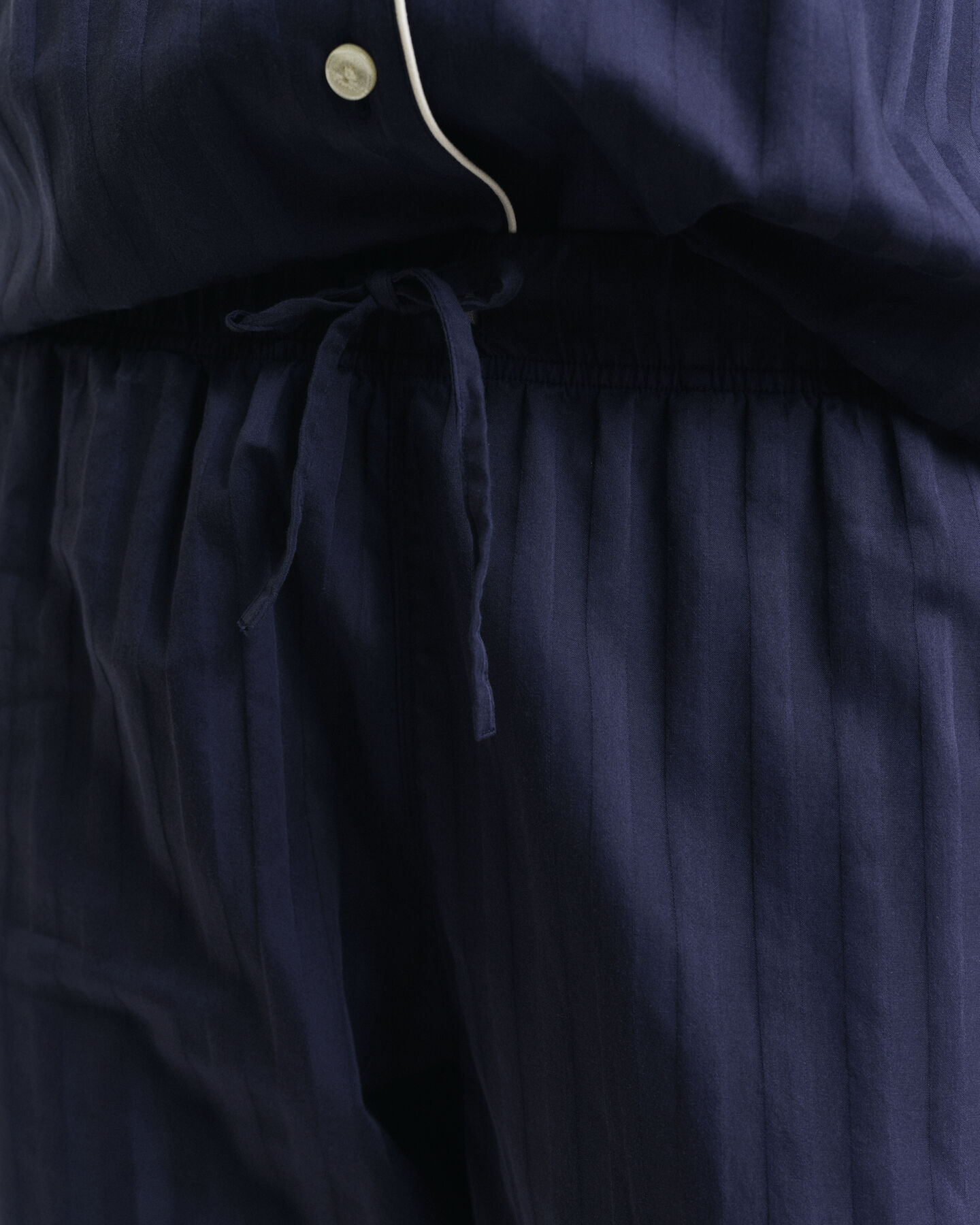 Raidallinen pyjama lahjapakkauksessa