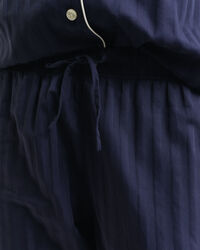 Raidallinen pyjama lahjapakkauksessa