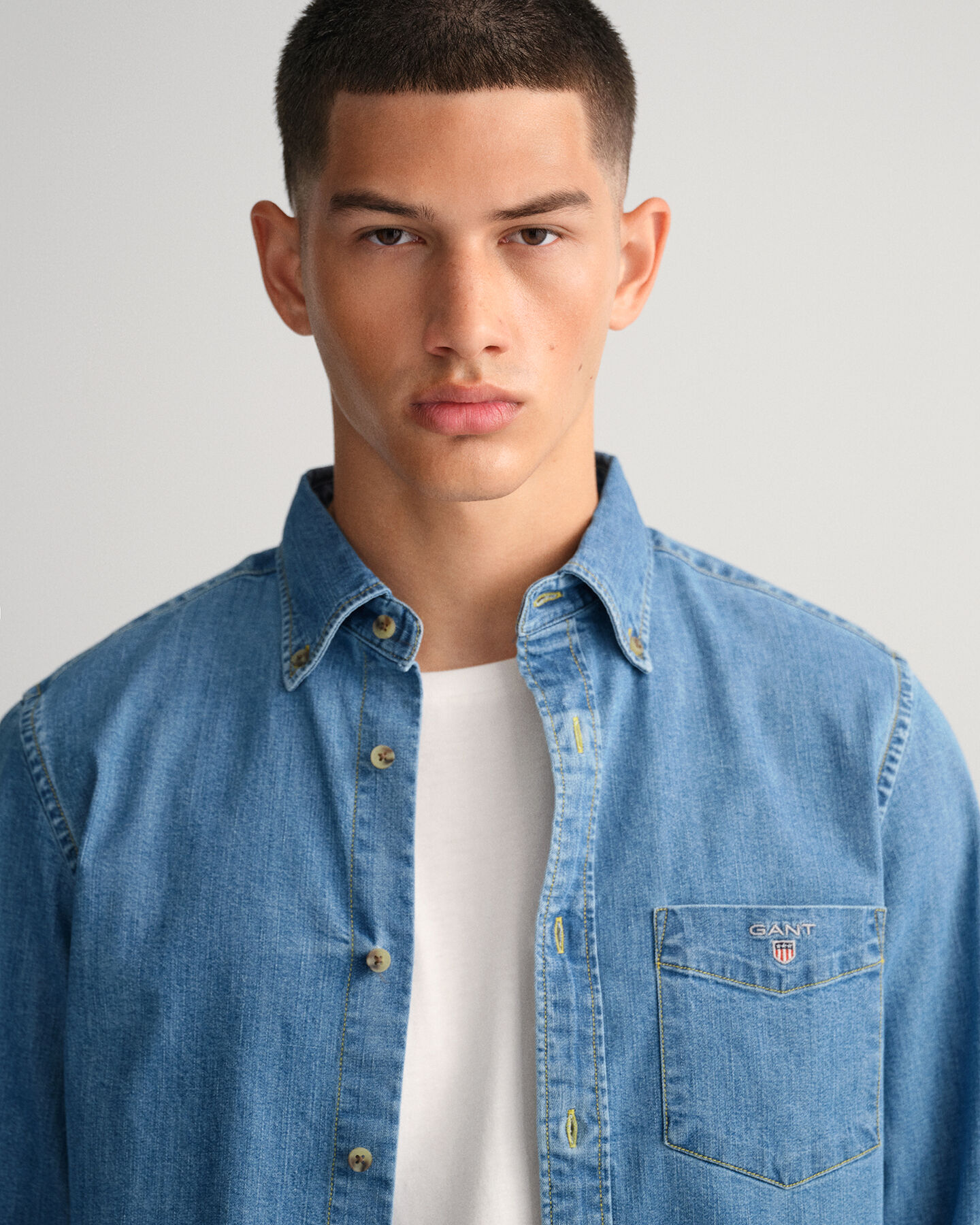 Slim fit ‑mitoitettu farkkupaita