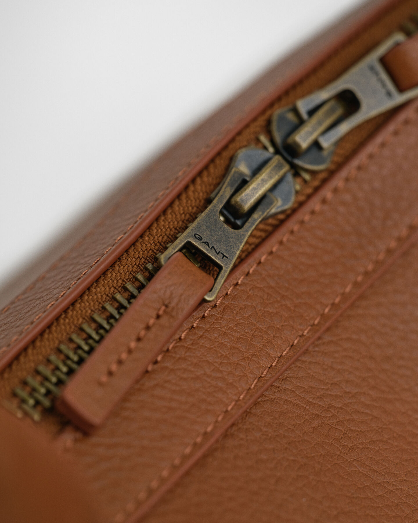 Nahkainen putkikassi