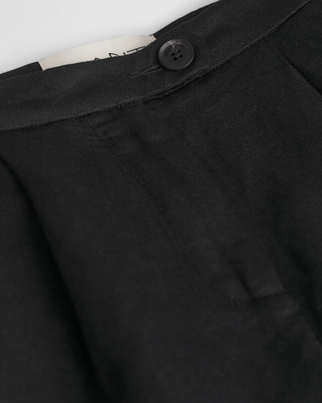 Hyvin istuvat pellavashortsit