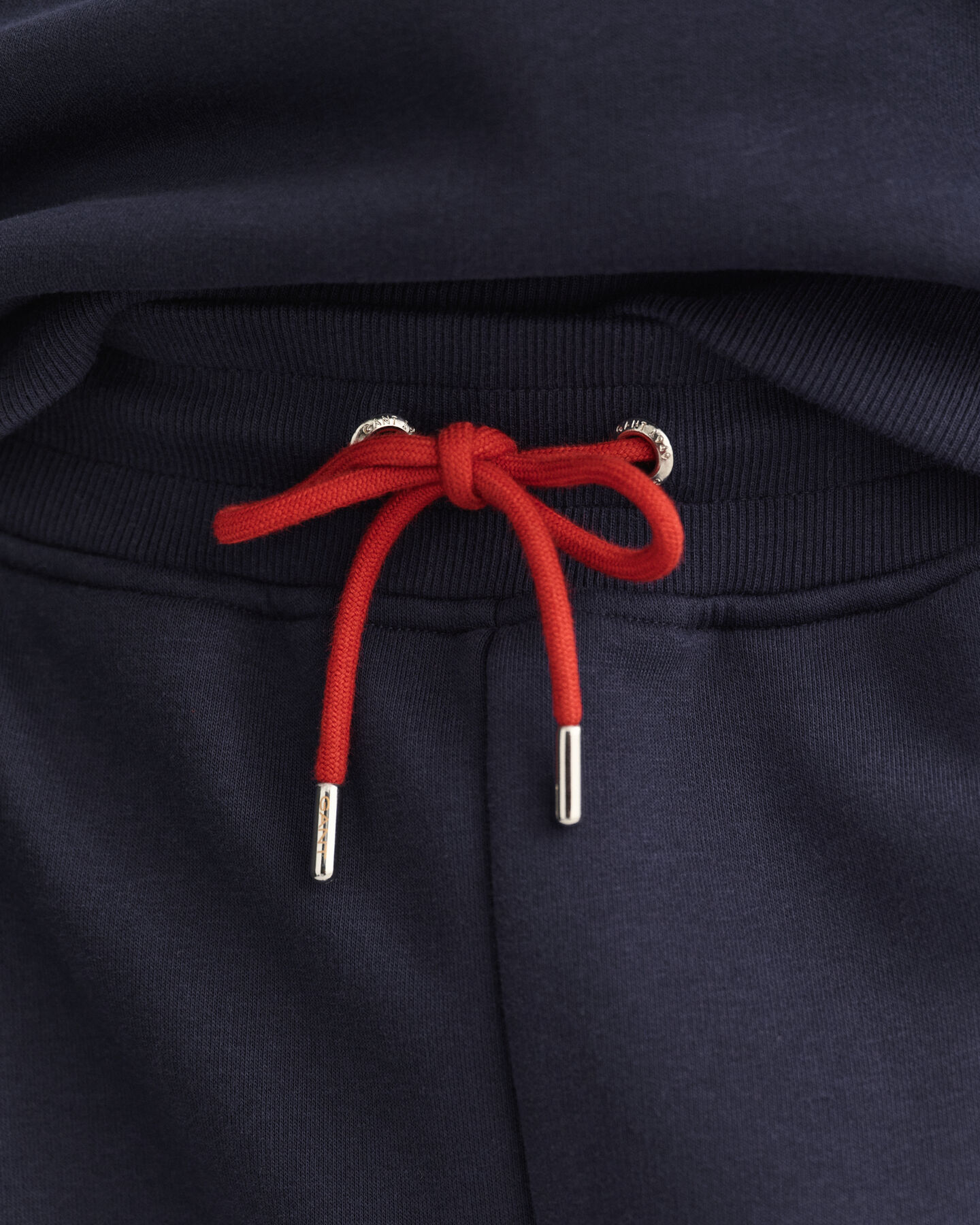 Collegehousut n&auml;ytt&auml;vill&auml; sivupaneeleilla