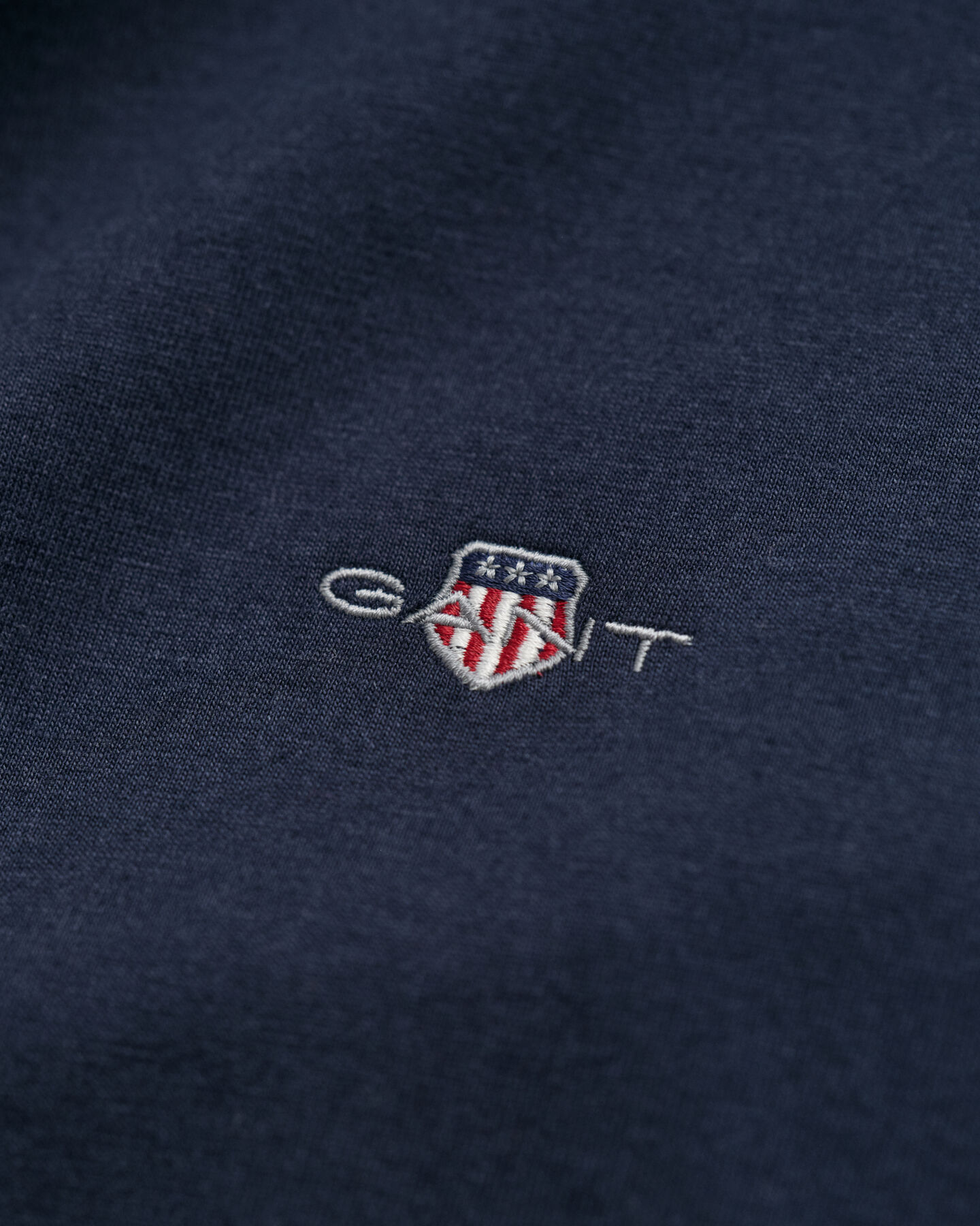 Slim fit ‑mitoitettu Shield-t‑paita