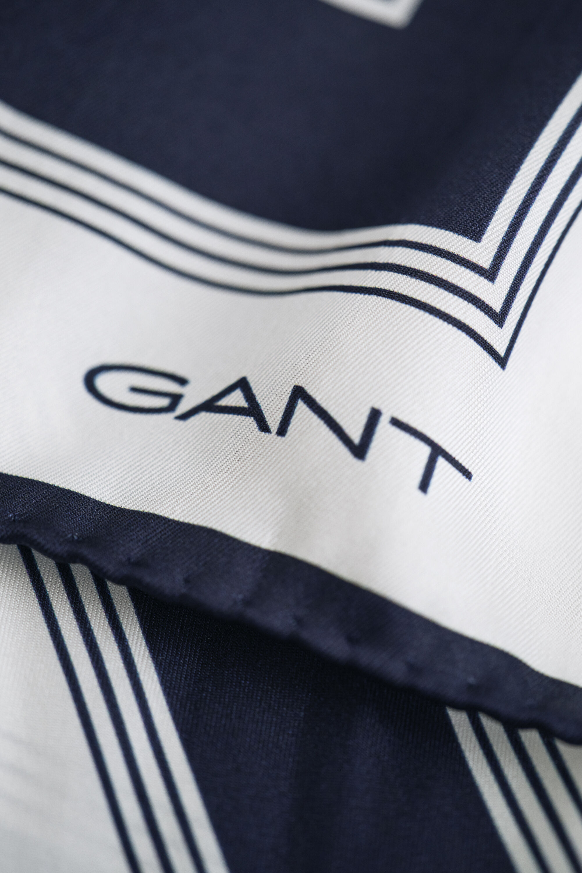 Monogrammi-silkkihuivi