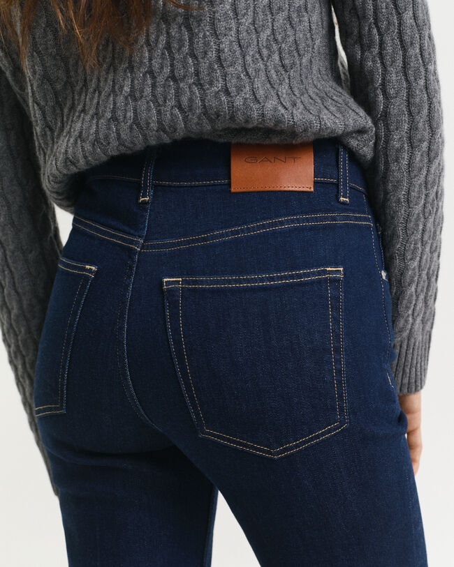 Slim fit ‑mitoitetut alaspäin levenevät farkut