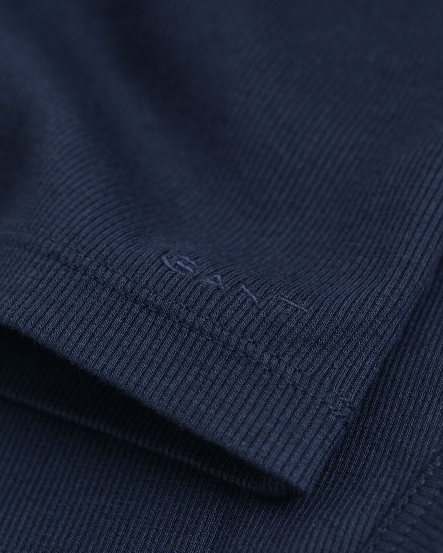 Slim fit ‑mitoitettu joustinneuletoppi