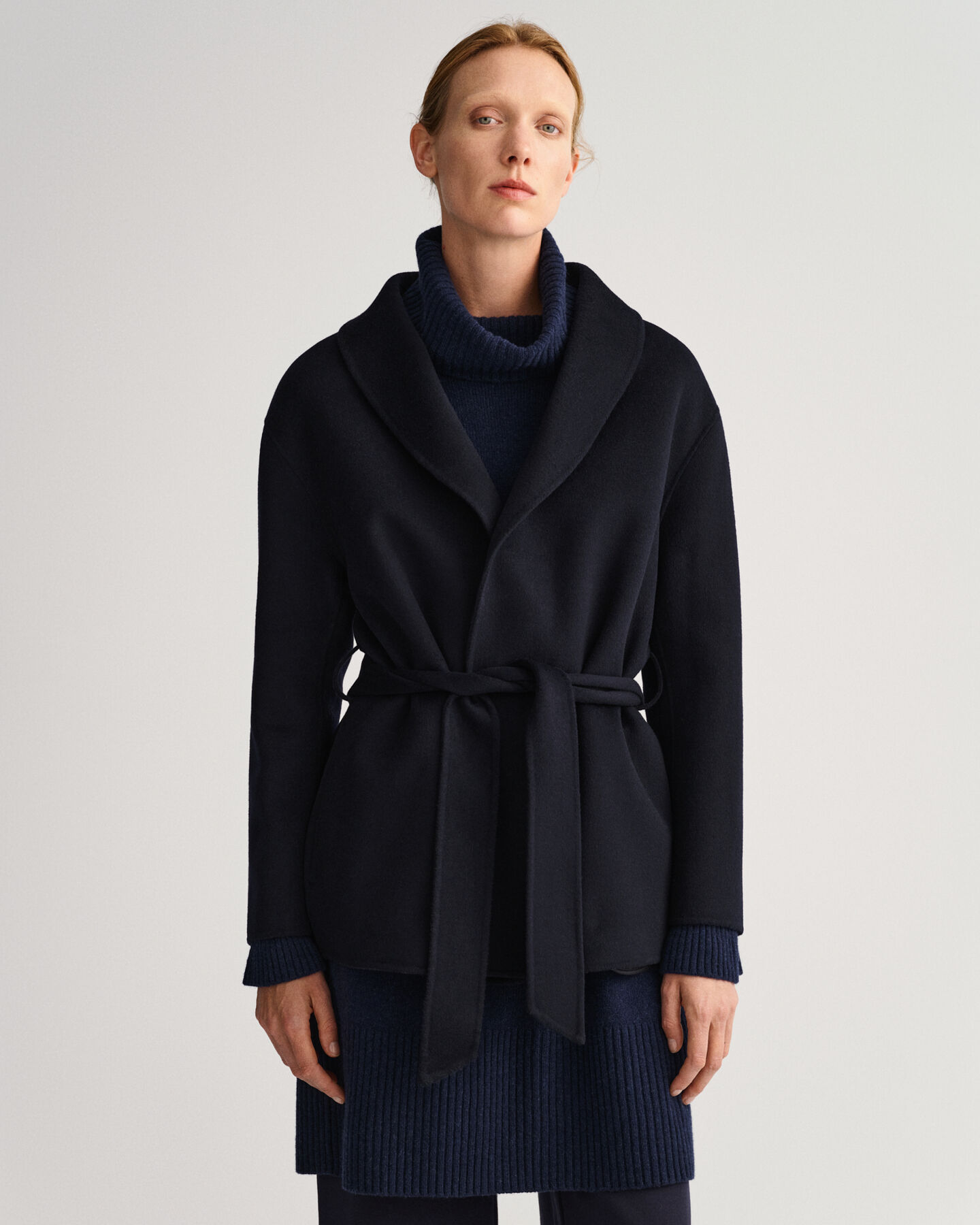 Käsin tikattu bleiseri vyöllä