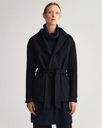 Käsin tikattu bleiseri vyöllä