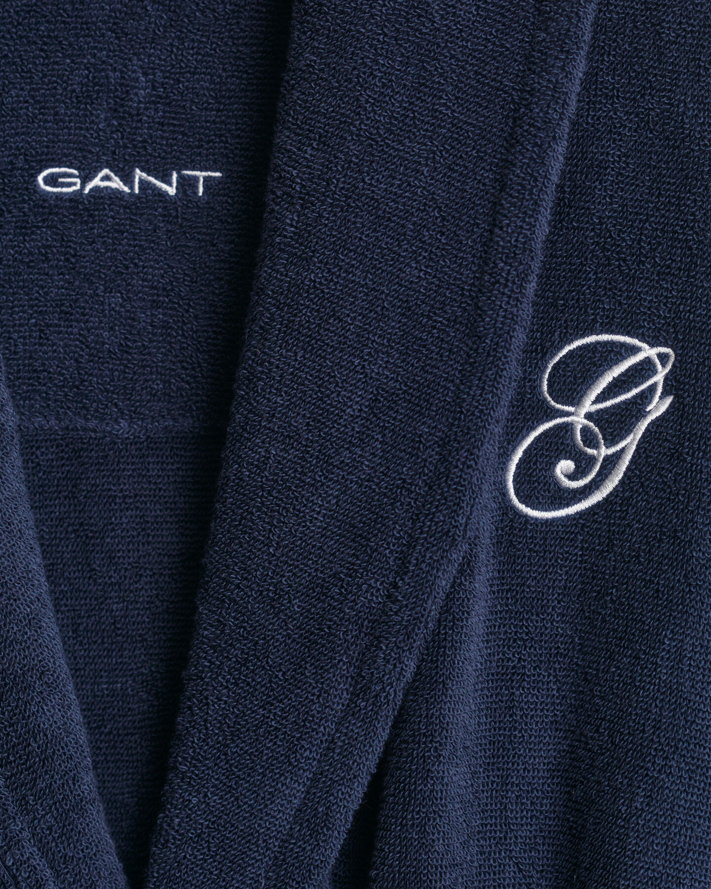 Kirjailtu kylpytakki