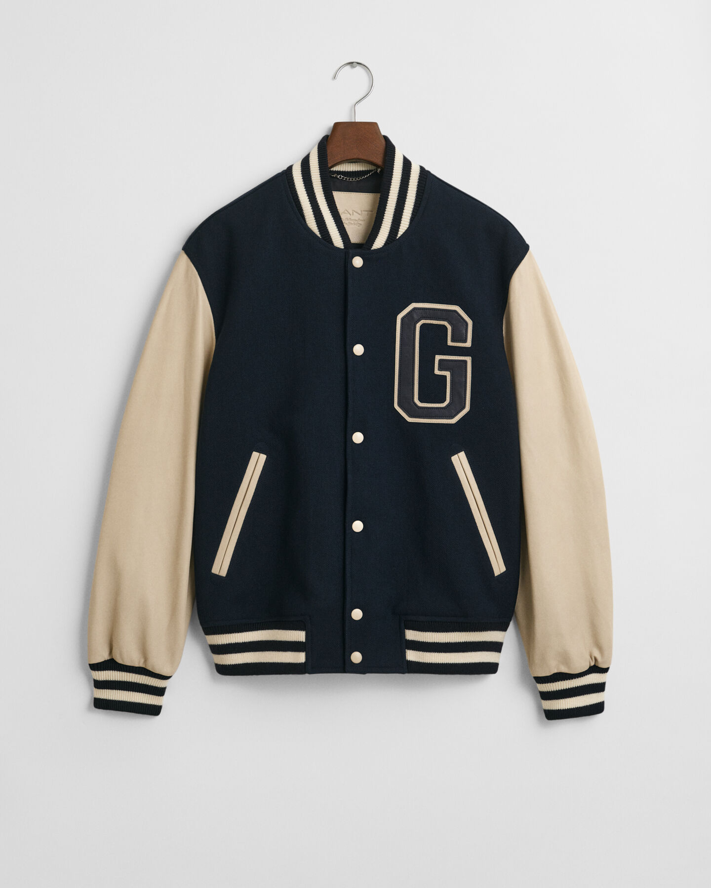 Varsity Jacket nahasta ja muista materiaaleista