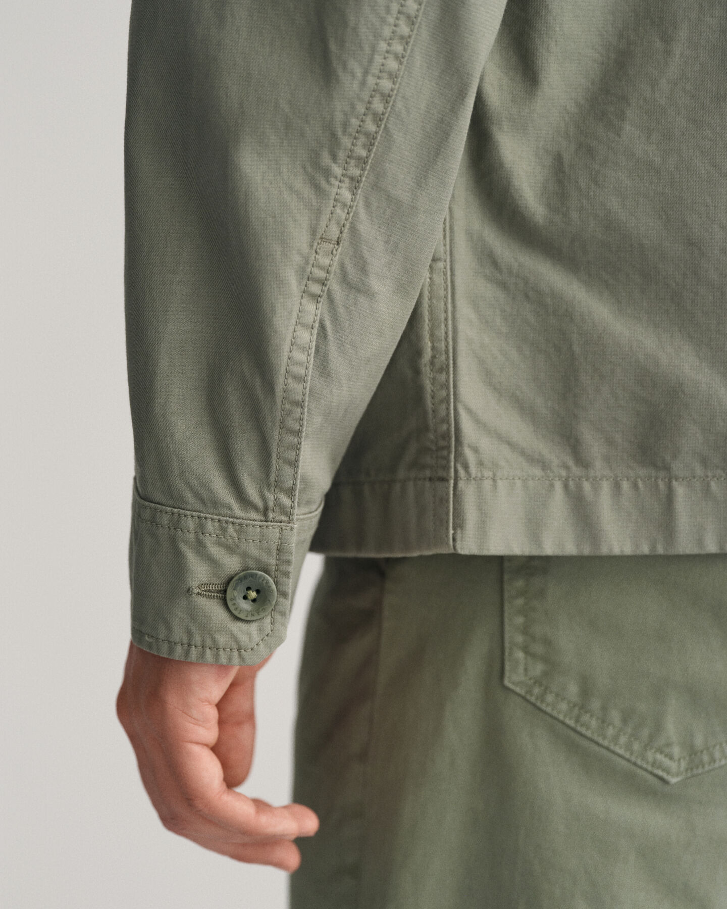 Valmiiksi ommeltuna v&auml;rj&auml;tty p&auml;&auml;llyspaita