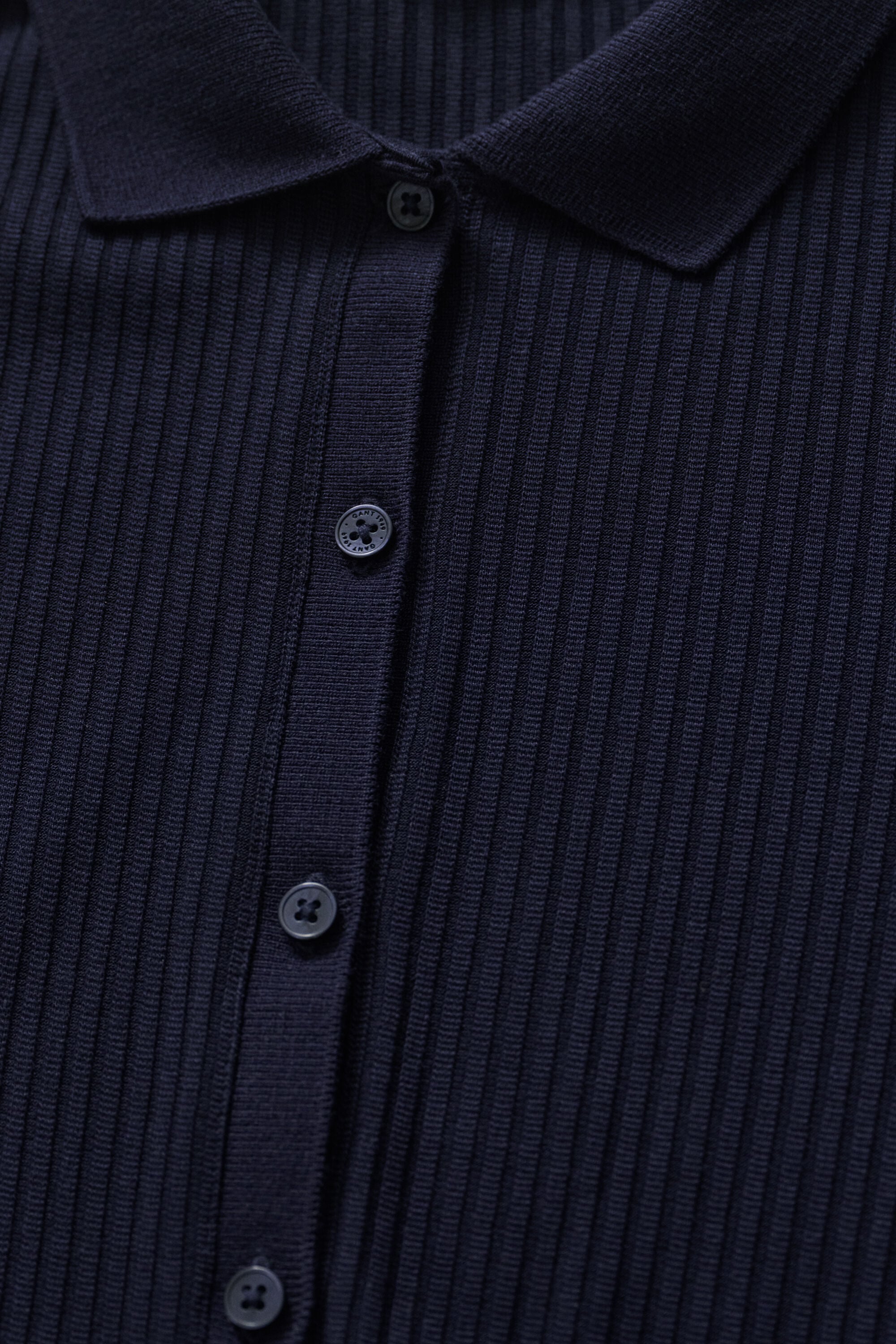 Slim fit -mitoitettu joustinneulottu pikeemekko