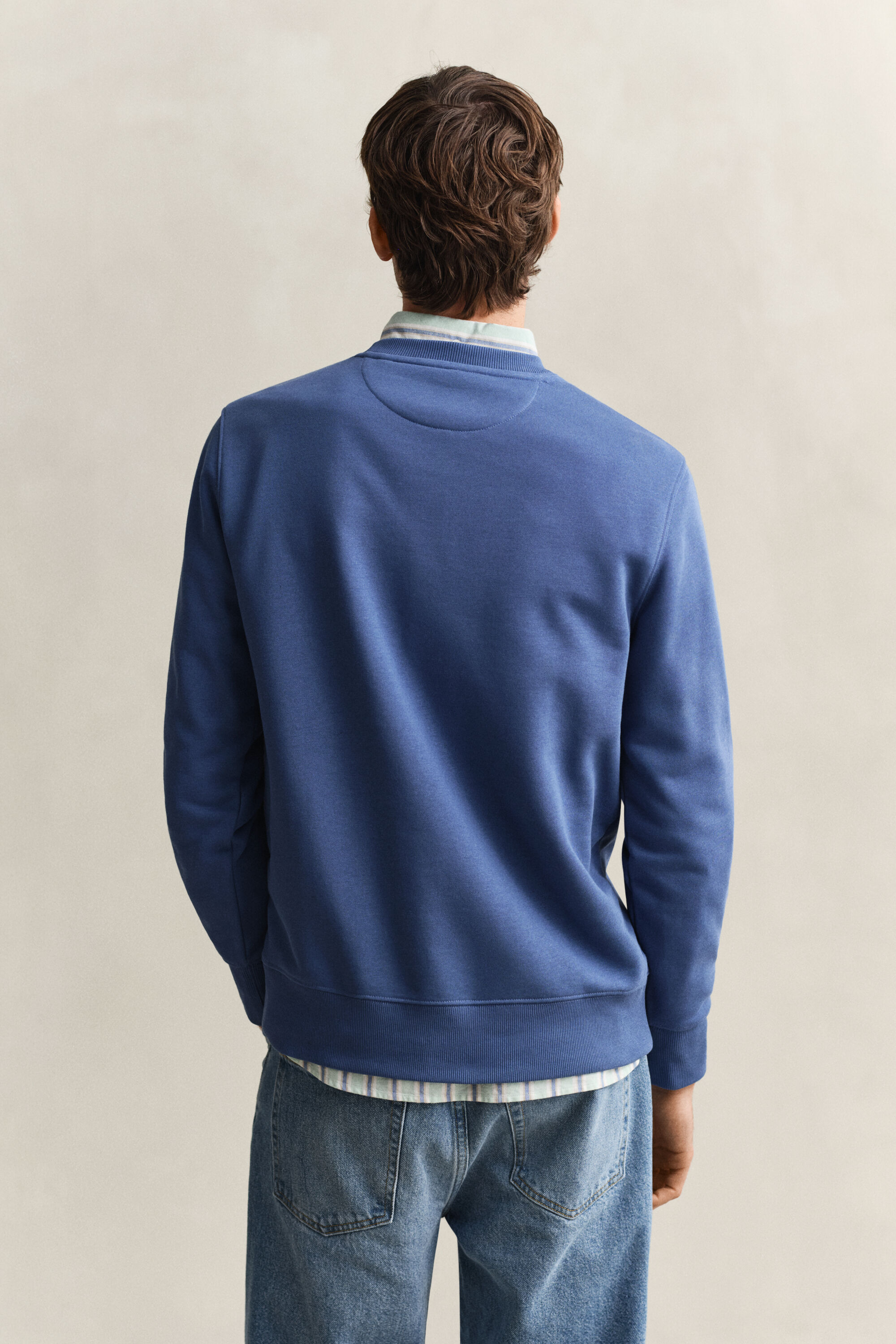 Shield-collegepaita, jossa pyöreä pääntie