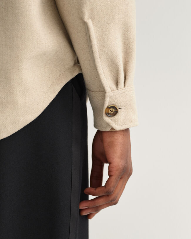 Villasekoitteesta valmistettu p&auml;&auml;llyspaita