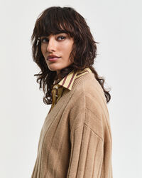 Villainen joustinneulepusero, v‑pääntie