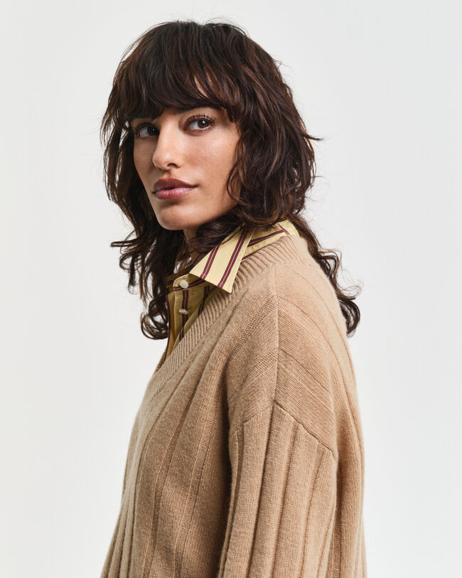 Villainen joustinneulepusero, v‑pääntie