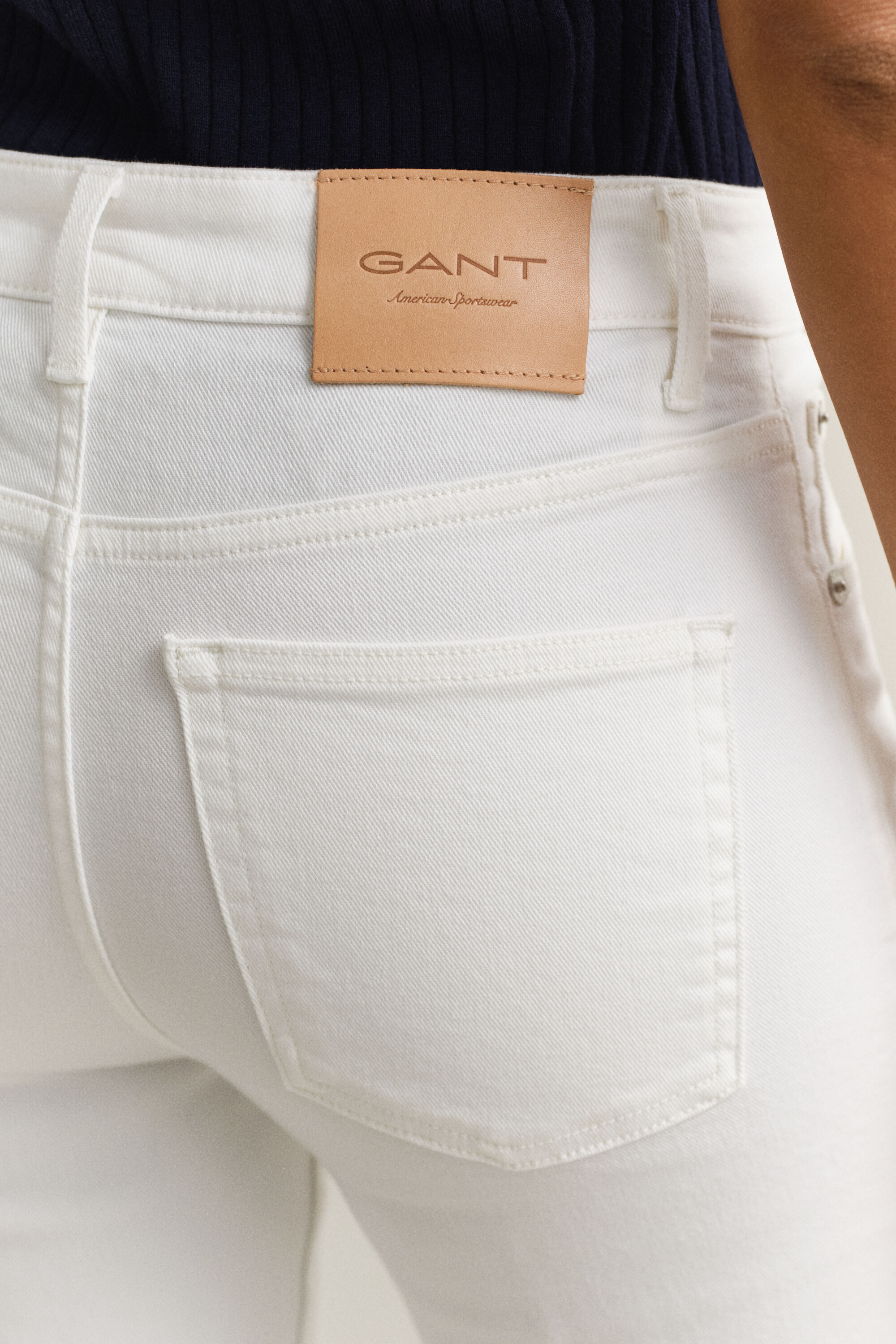 Joustavat alaspäin levenevät farkut