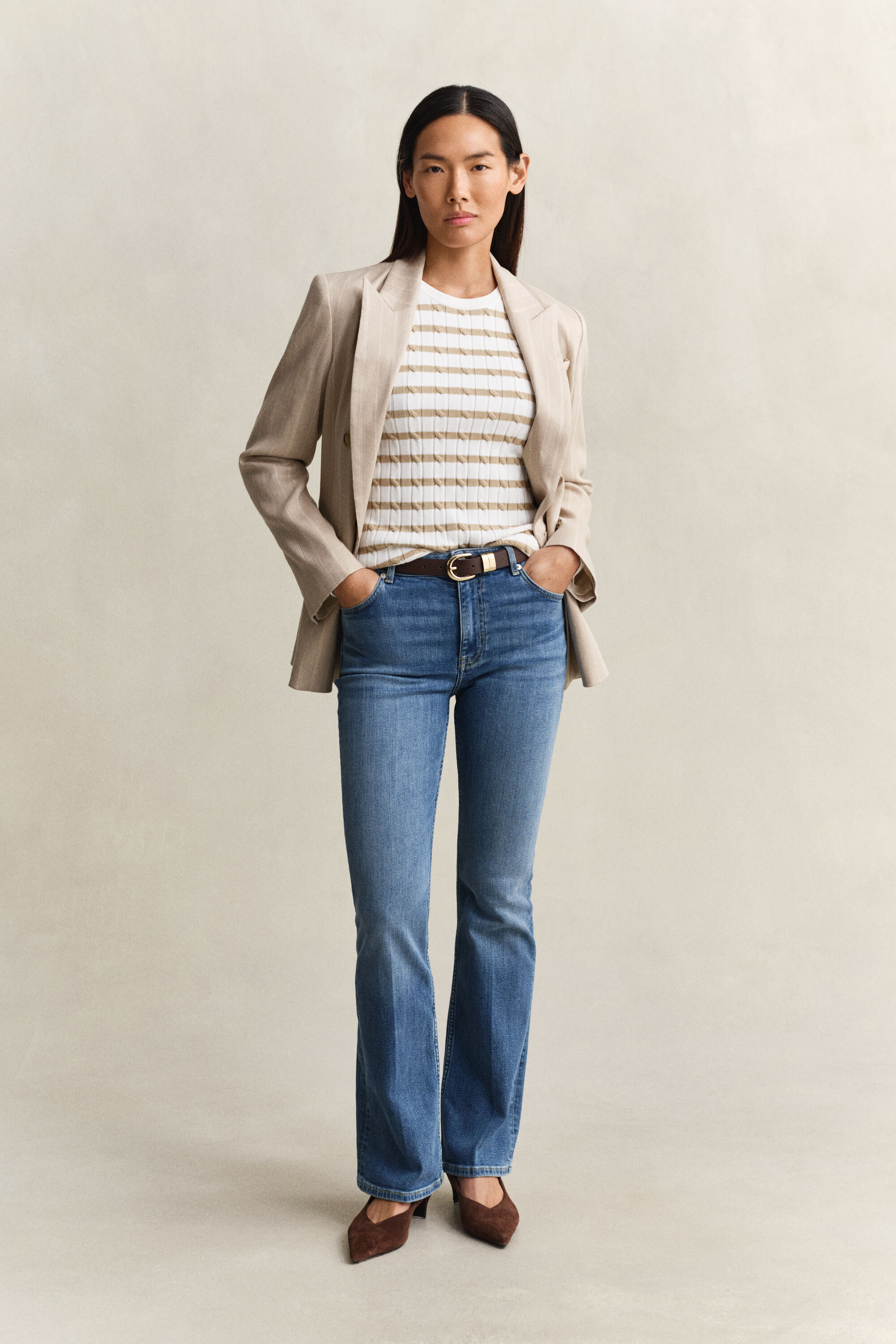 Joustavat alaspäin levenevät farkut