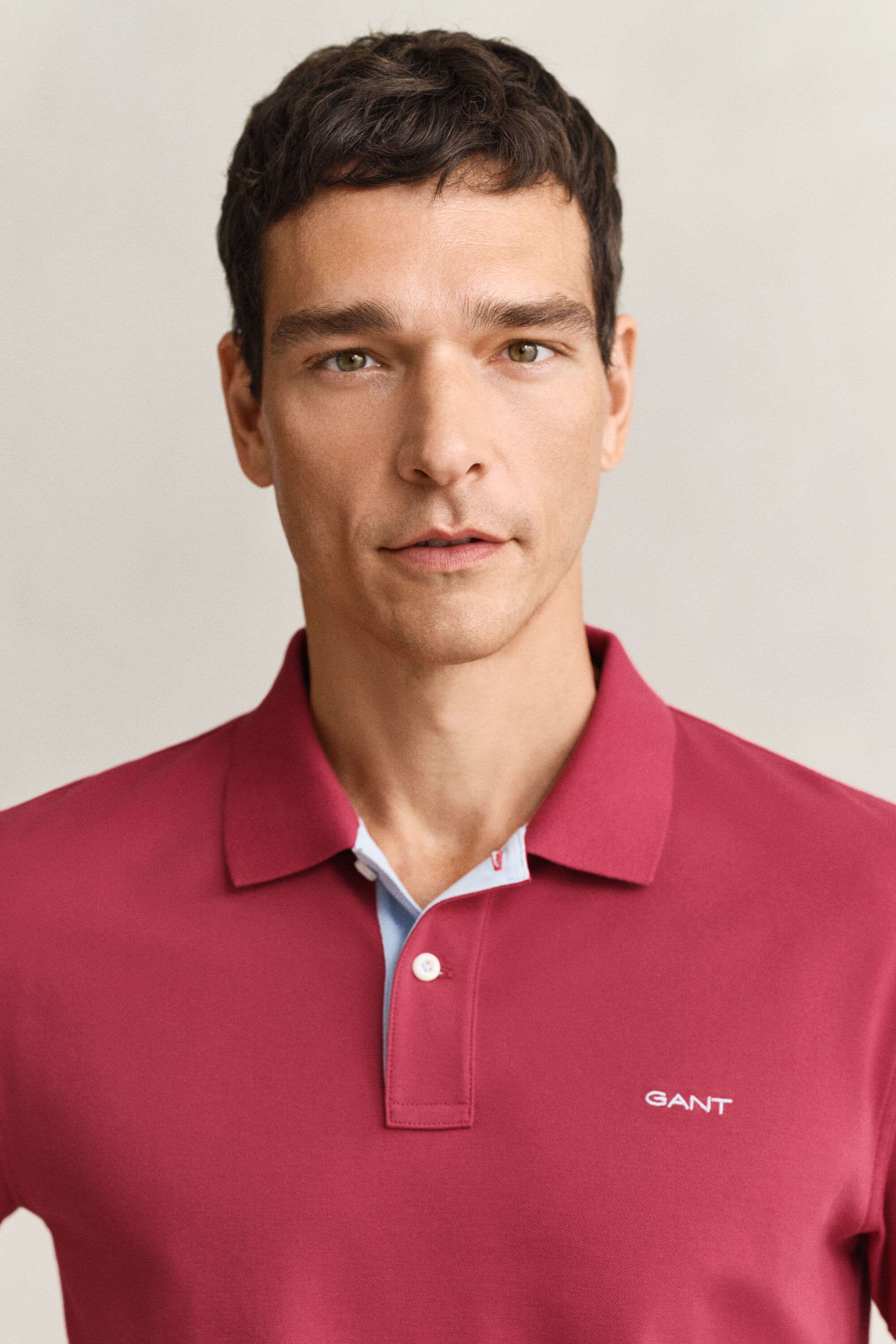 Kontrastivärinen pikeepaita