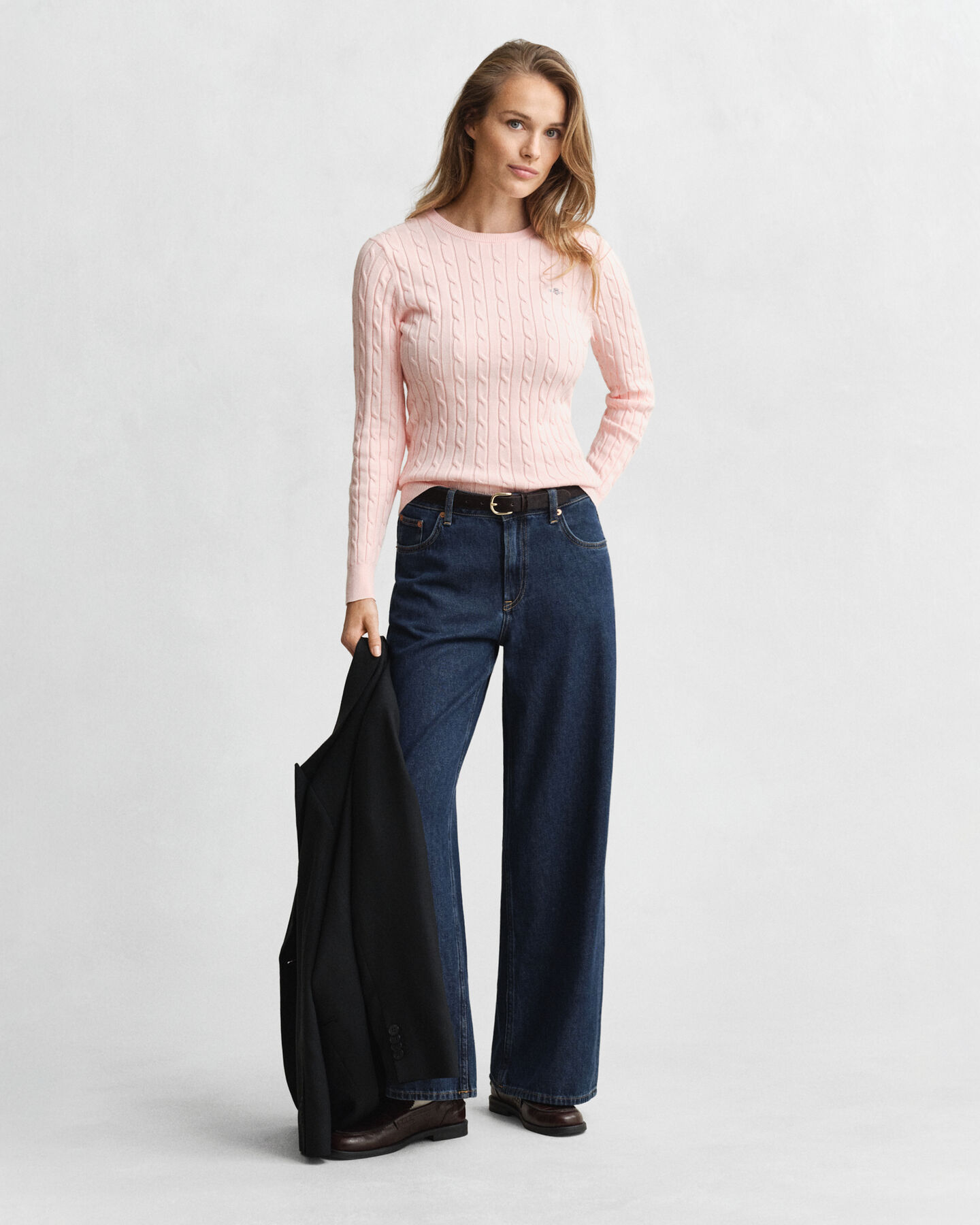 Joustopuuvillainen palmikkoneulepusero, jossa pyöreä pääntie