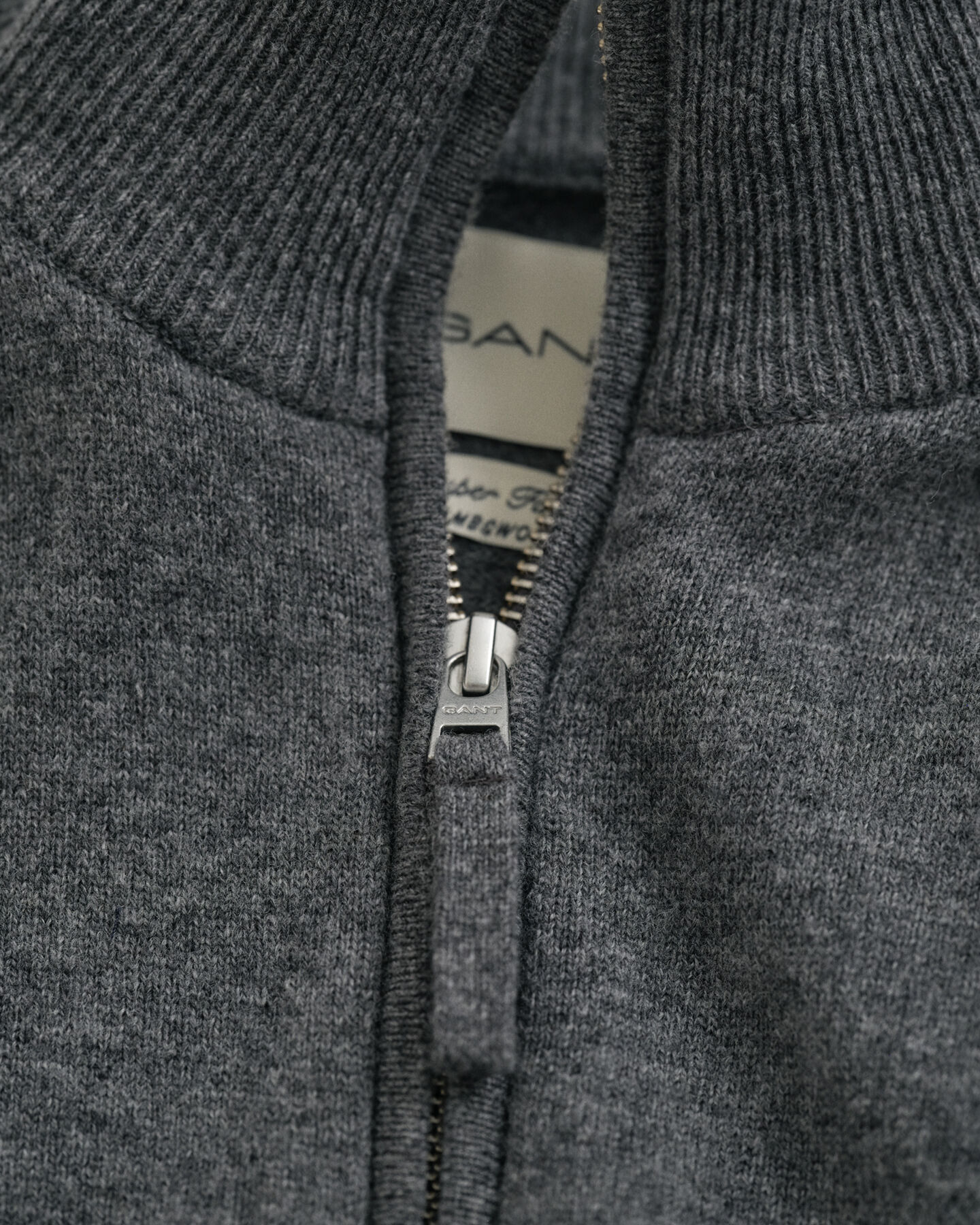 Vetoketjullinen neuletakki ohutta lampaanvillaa