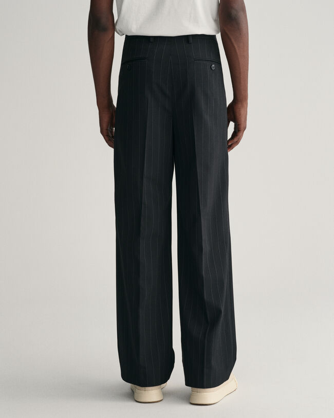 Laskostetut liituraidalliset puvunhousut