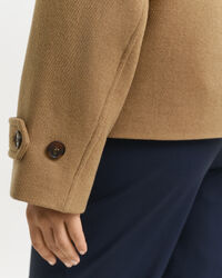 Lyhyt villasekoitteinen autotakki