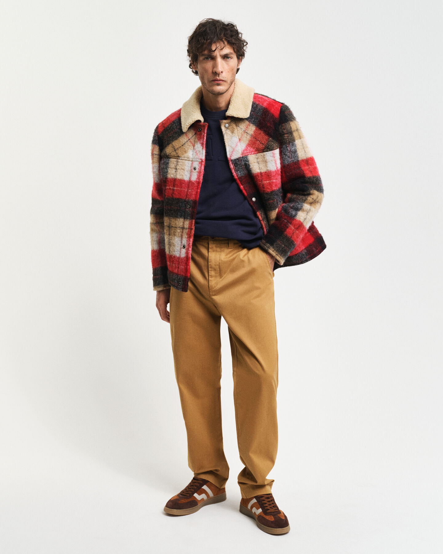 Regular&nbsp;fit ‑mitoitetut chinot harjatusta puuvillasta