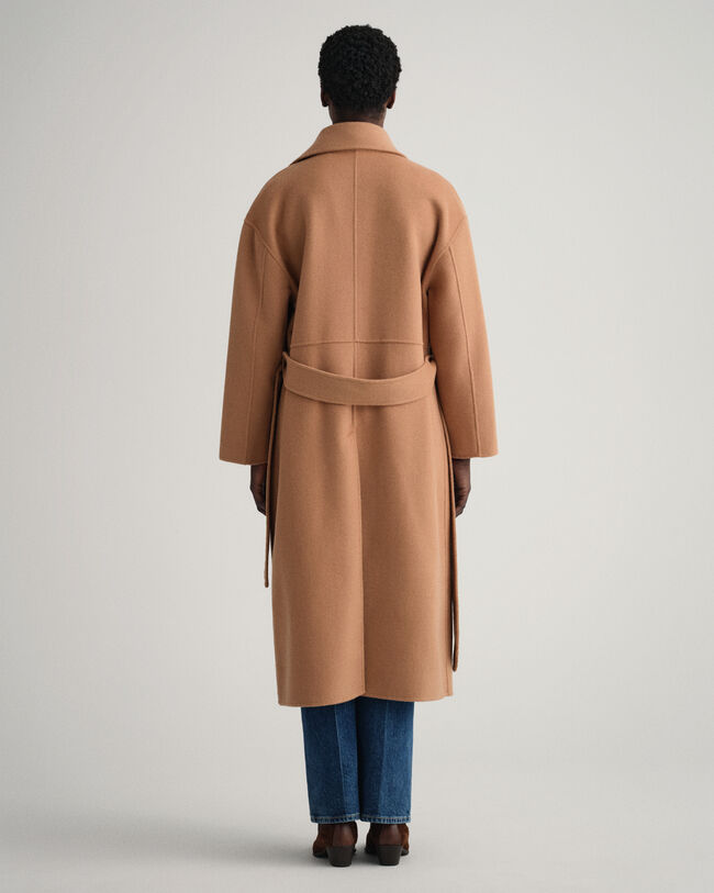 K&auml;sin tikattu takki vy&ouml;ll&auml;