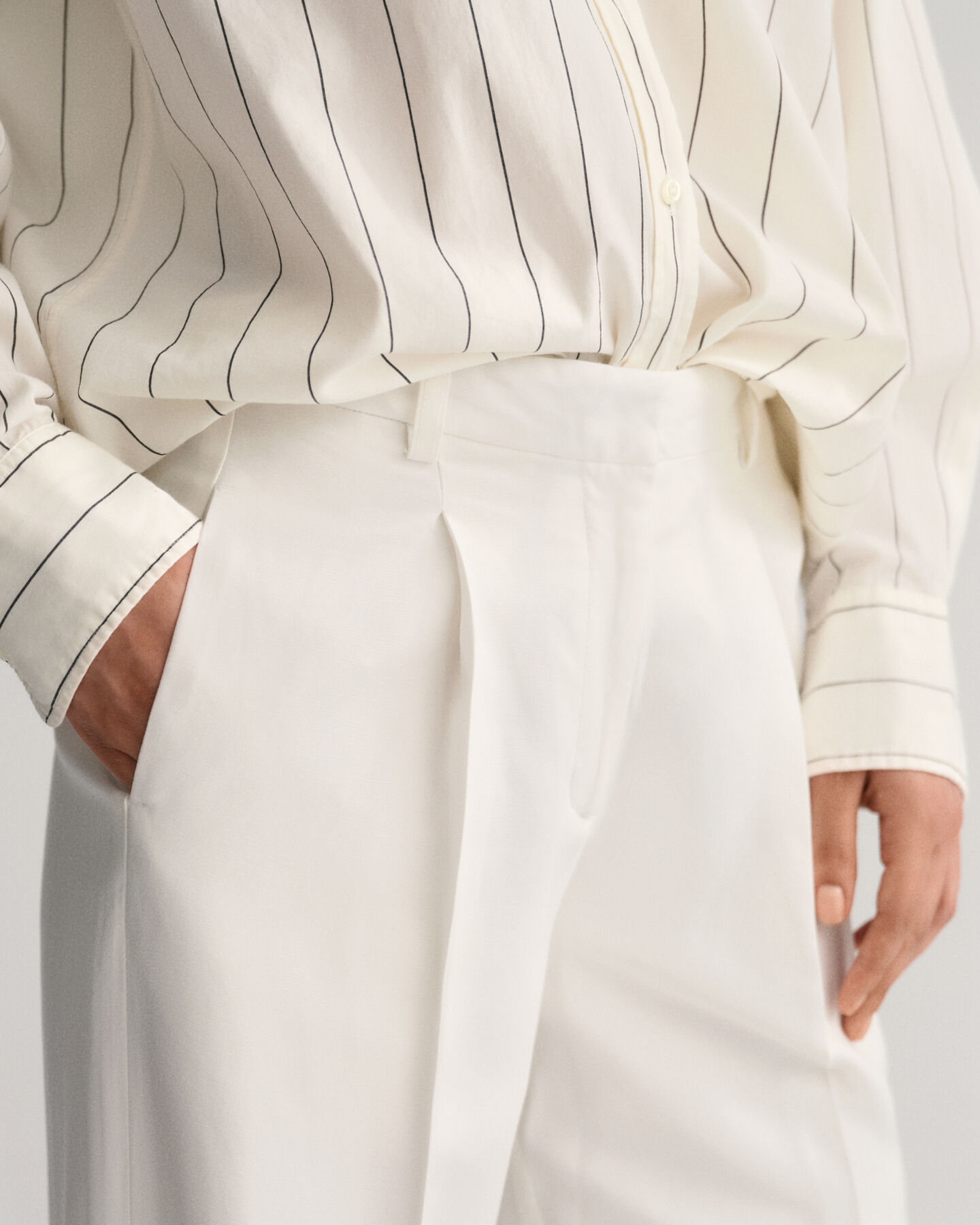 Relaxed fit ‑mitoitetut laskoshousut