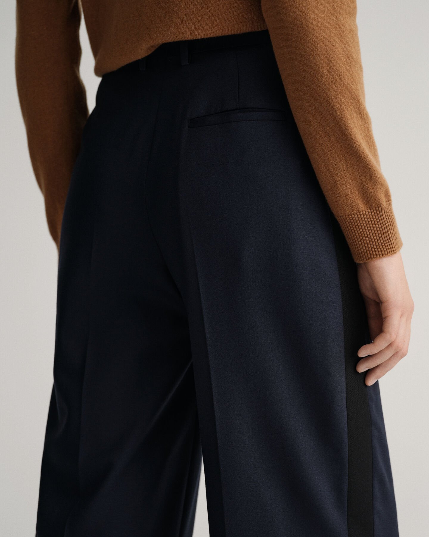 Korkeavyötäröiset smokkihousut