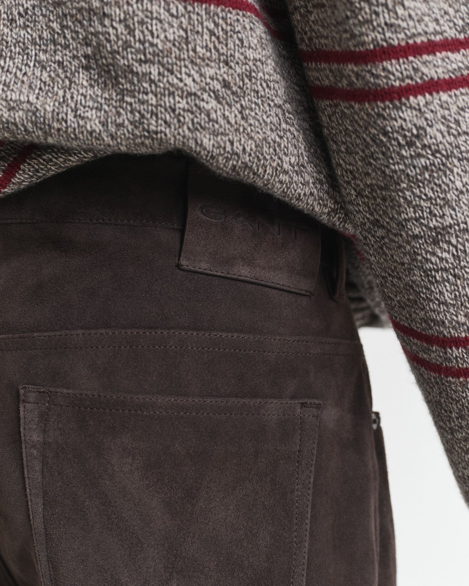 Straight fit ‑mitoitetut mokkanahkafarkut