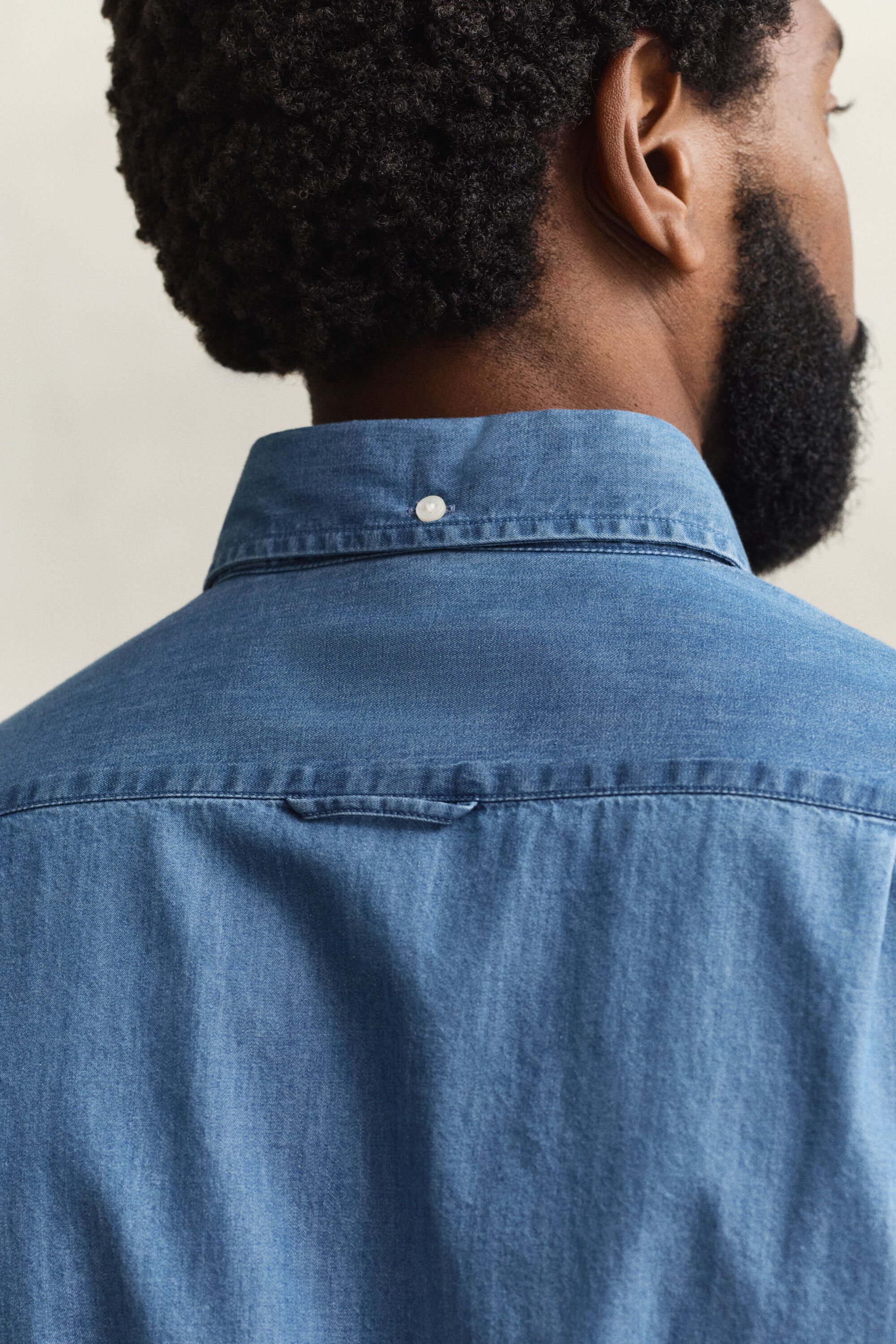 Slim fit ‑mitoitettu indigonsininen paita