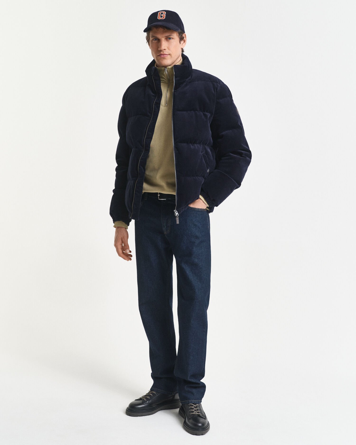 Shield‑collegepaita, jossa vetoketju pääntiellä