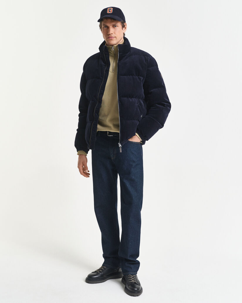 Shield‑collegepaita, jossa vetoketju pääntiellä