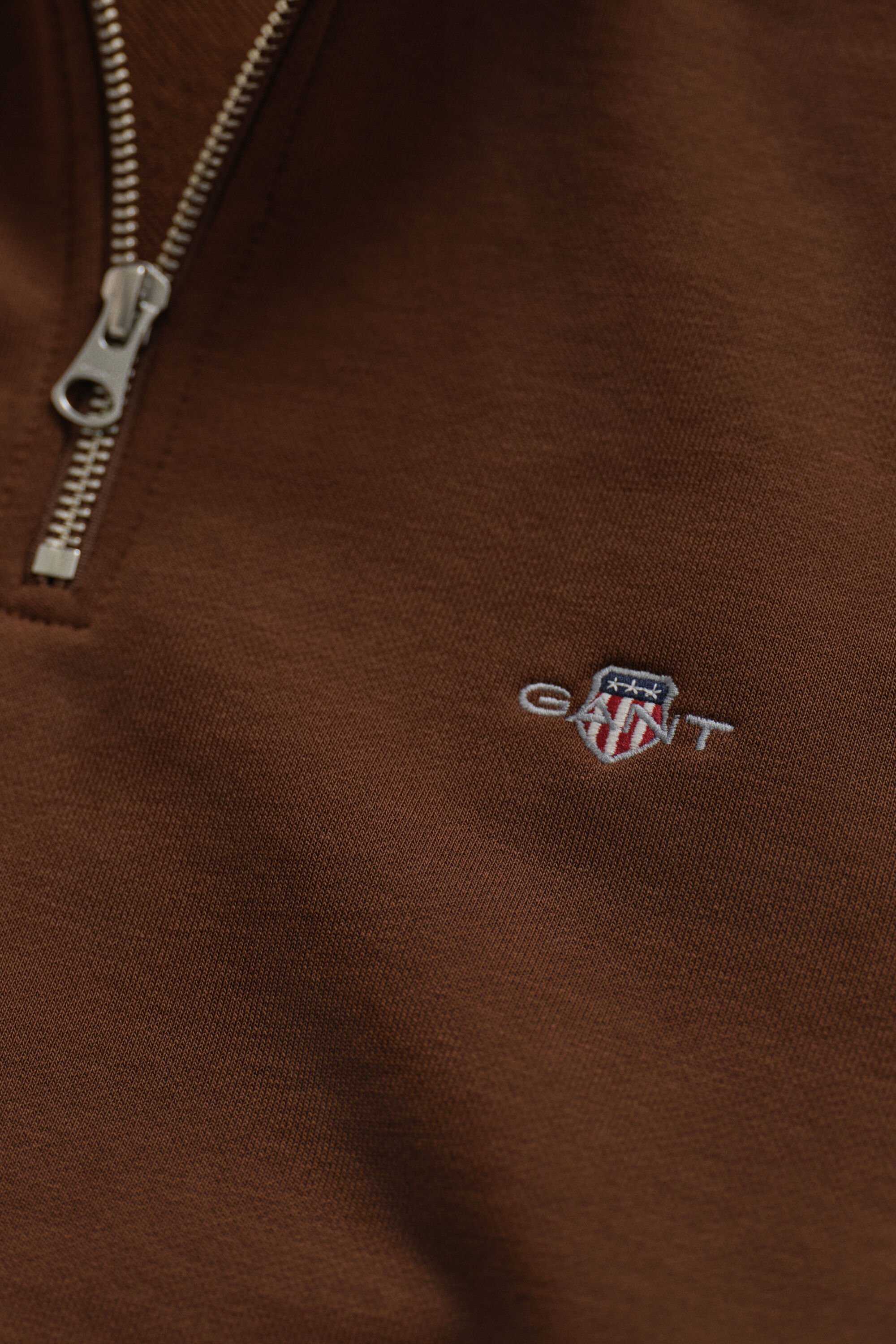 Shield‑collegepaita, jossa vetoketju pääntiellä