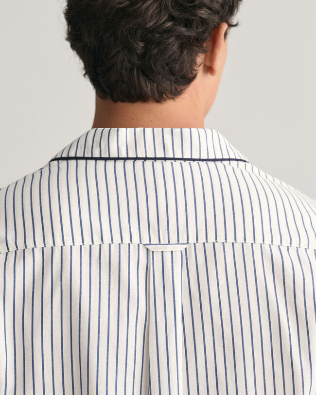 Raidalliset pyjamahousut ja ‑paita lahjapakkauksessa