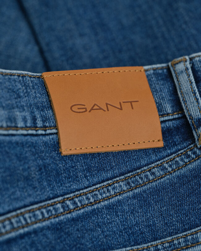 Slim fit ‑mitoitetut Clean Wash ‑farkut