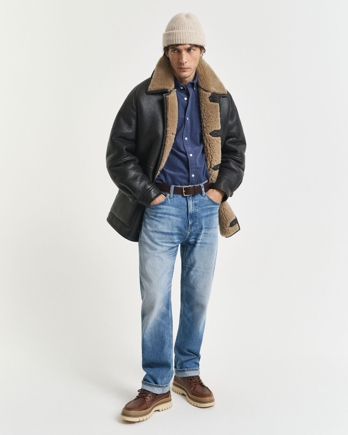 Regular fit ‑mitoitettu puuvillainen vakosamettipaita