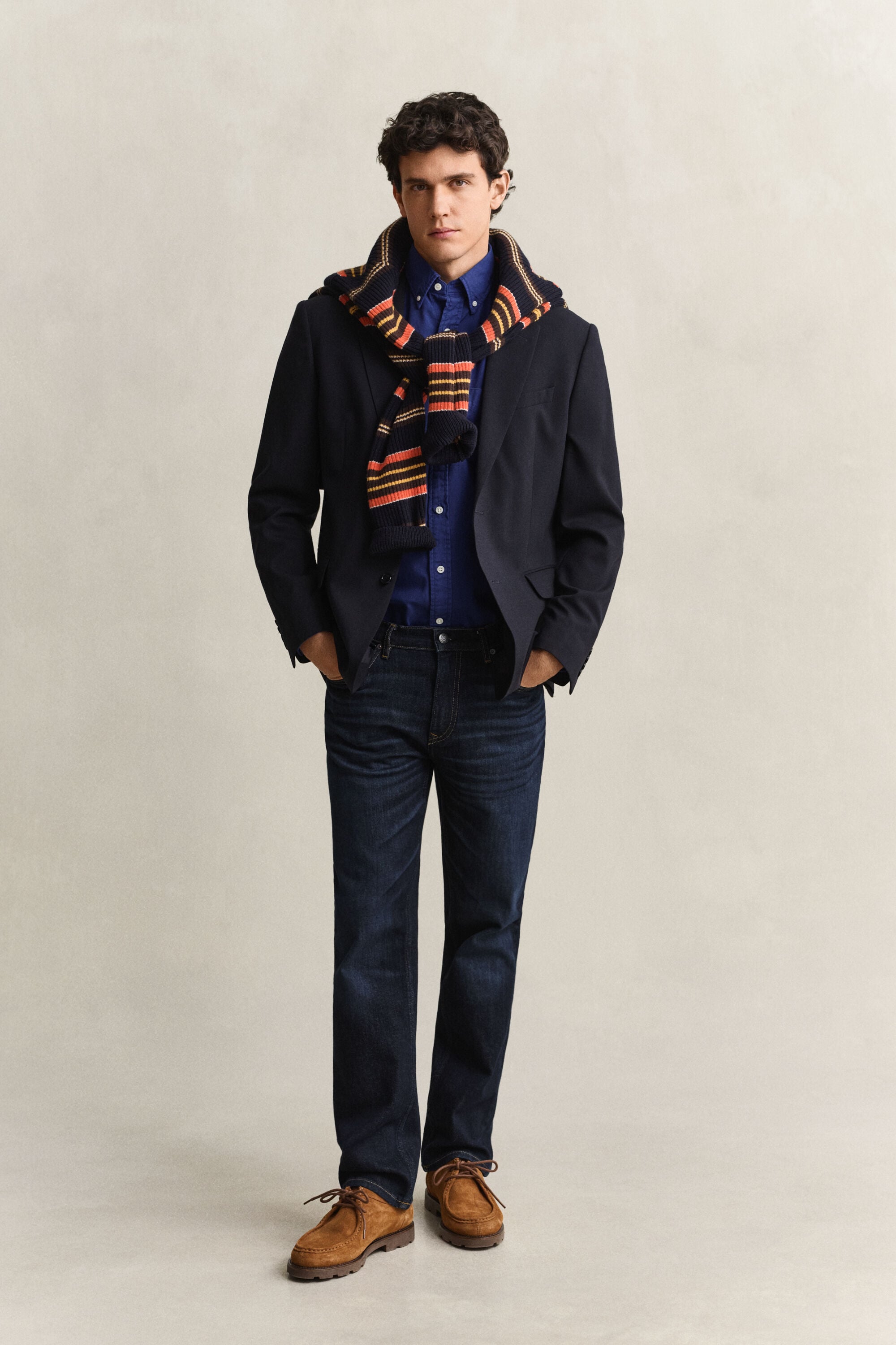 Regular fit ‑mitoitetut farkut