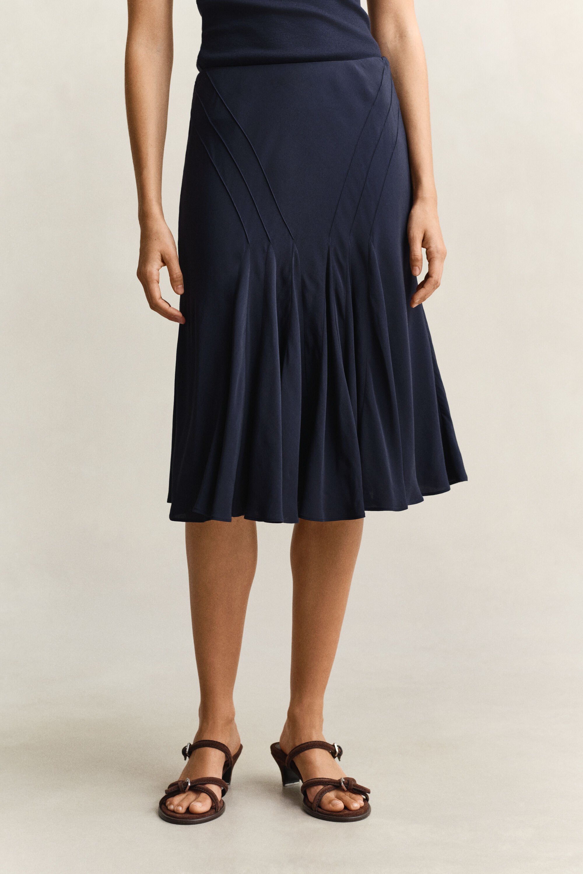 Vinoon leikattu leveähelmainen hame