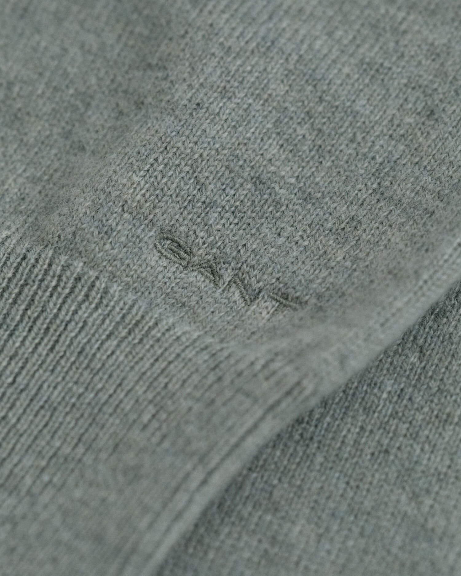 Ohut lampaanvillaneule, pyöreä pääntie