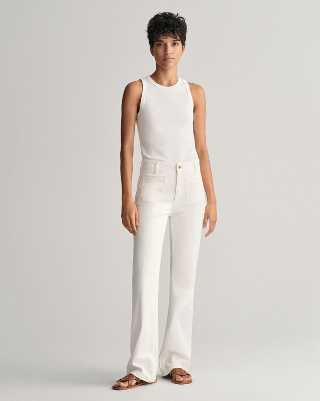 Slim fit ‑mitoitetut alaspäin levenevät valkoiset farkut