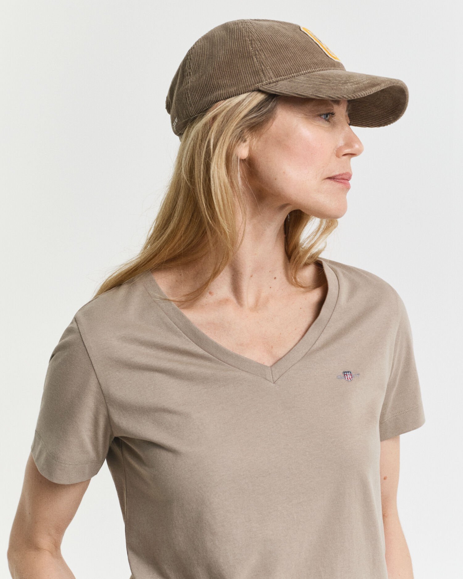 Shield-t‑paita, jossa v-pääntie