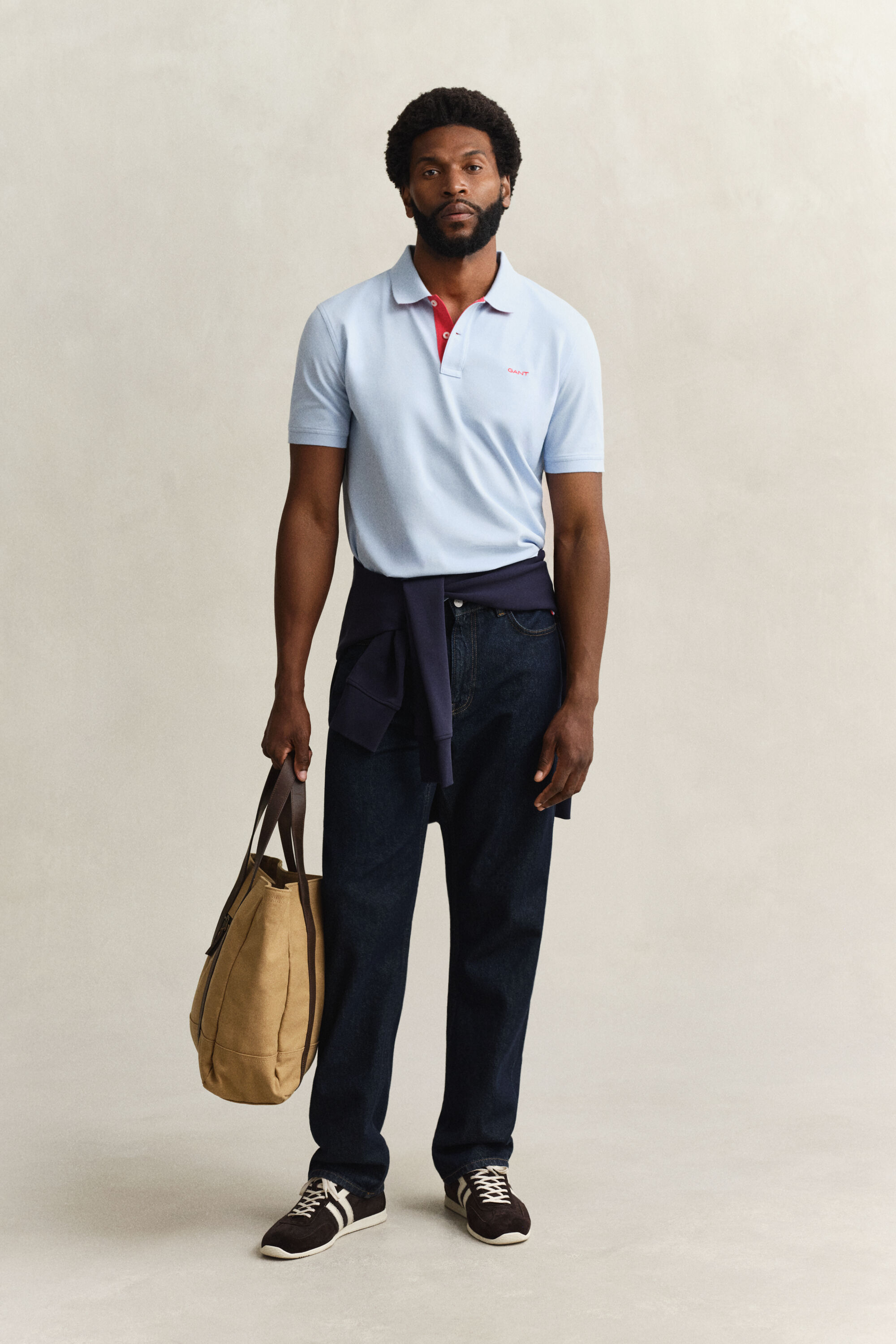 Kontrastivärinen pikeepaita