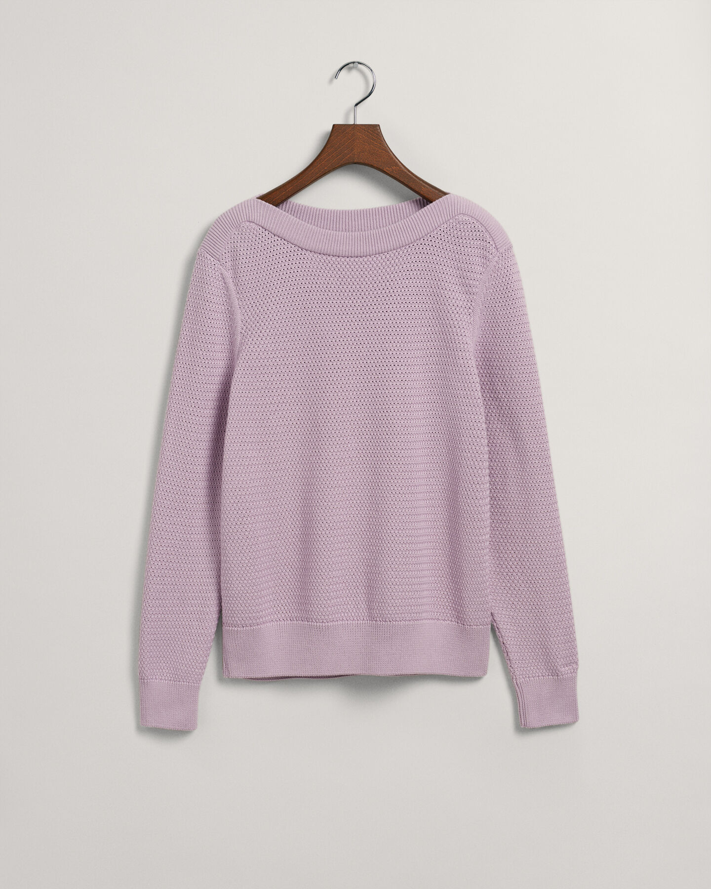 Kohopintainen puuvillaneulepusero, jossa venep&auml;&auml;ntie