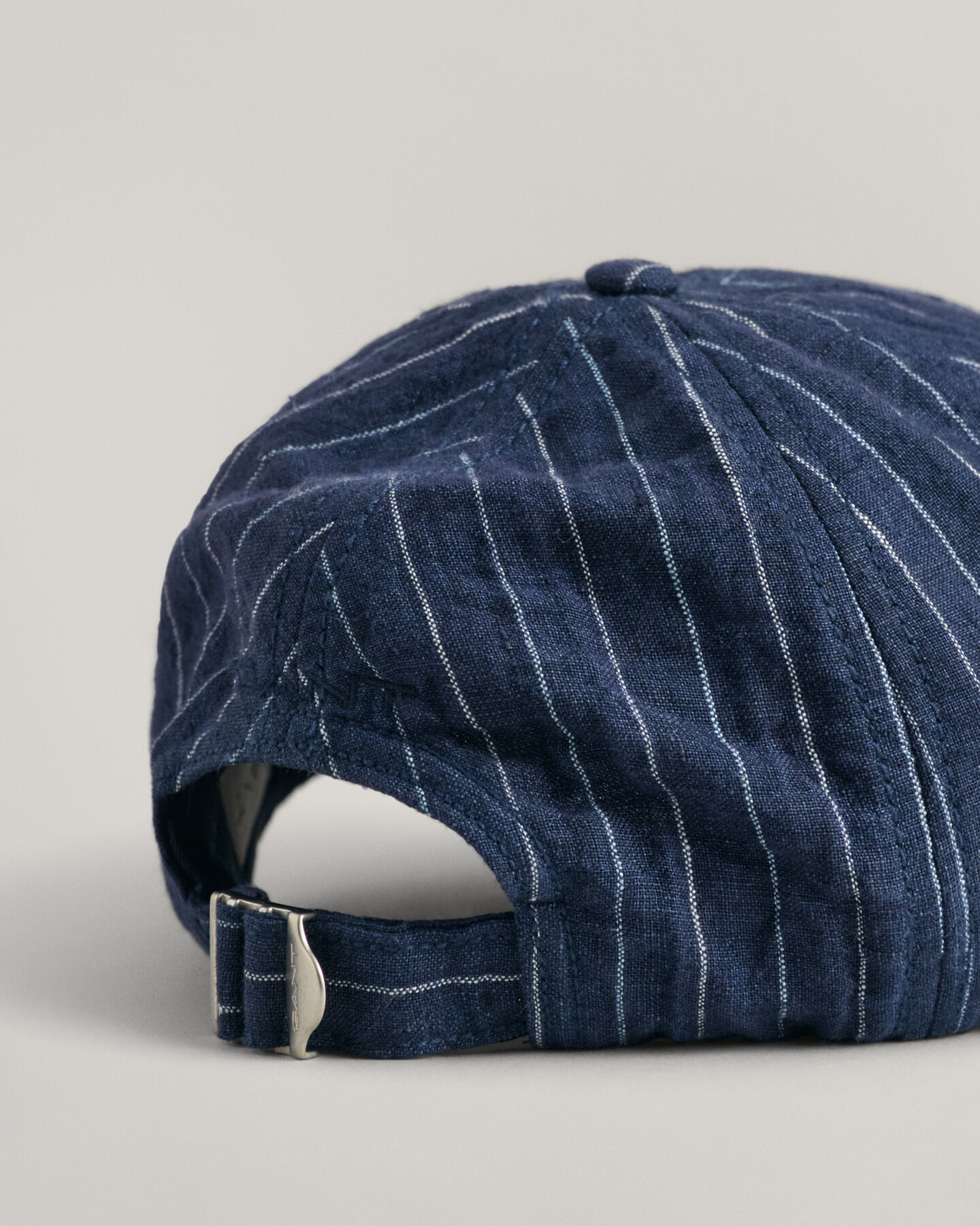 Raidallinen pellavainen lippalakki