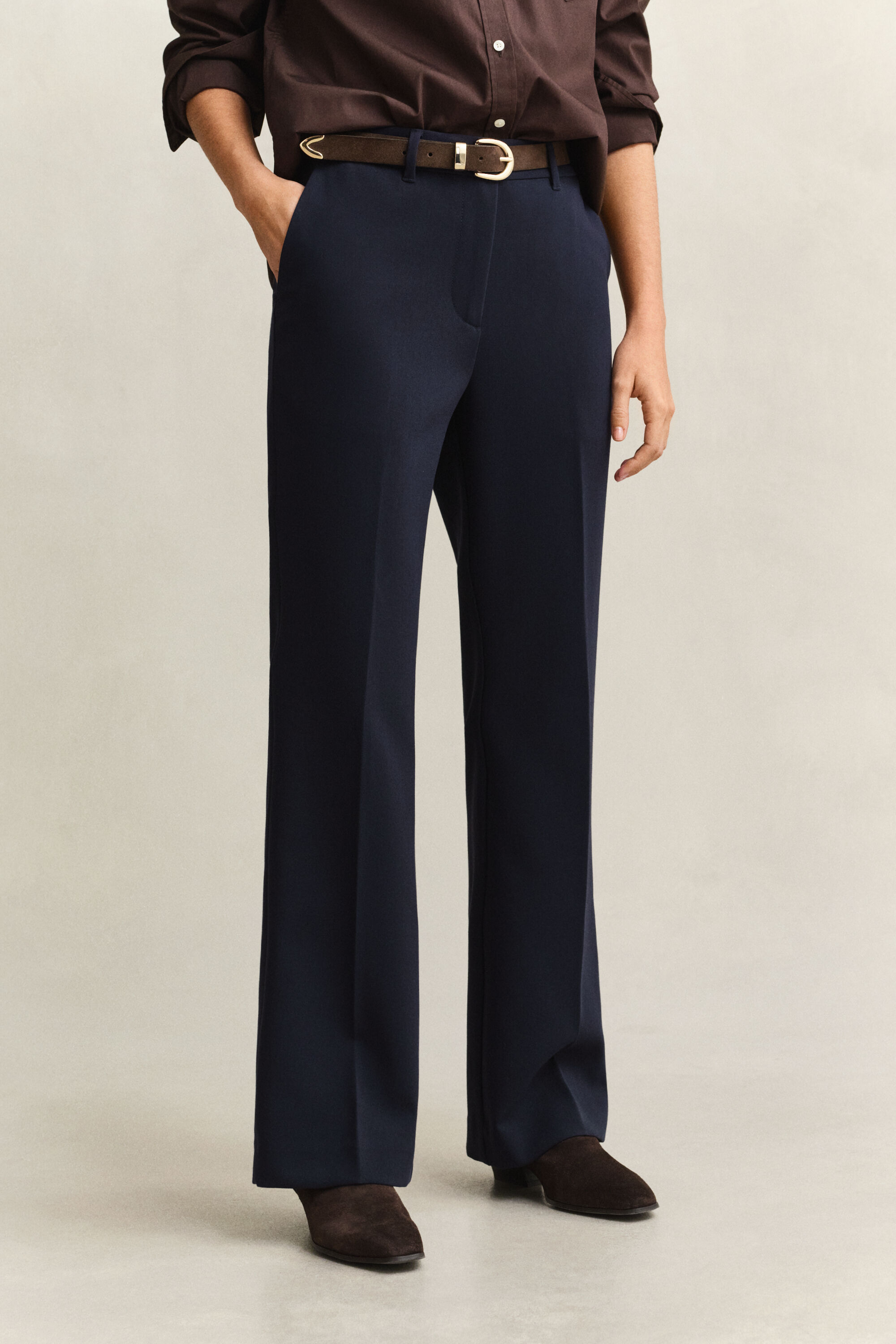 Slim fit ‑mitoitetut alaspäin levenevät housut