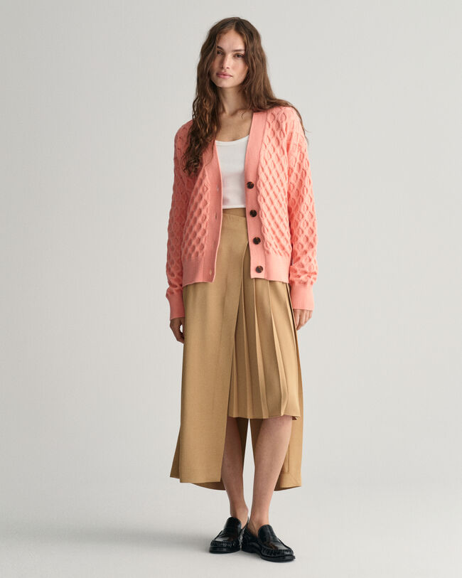 Kohopintainen neuletakki