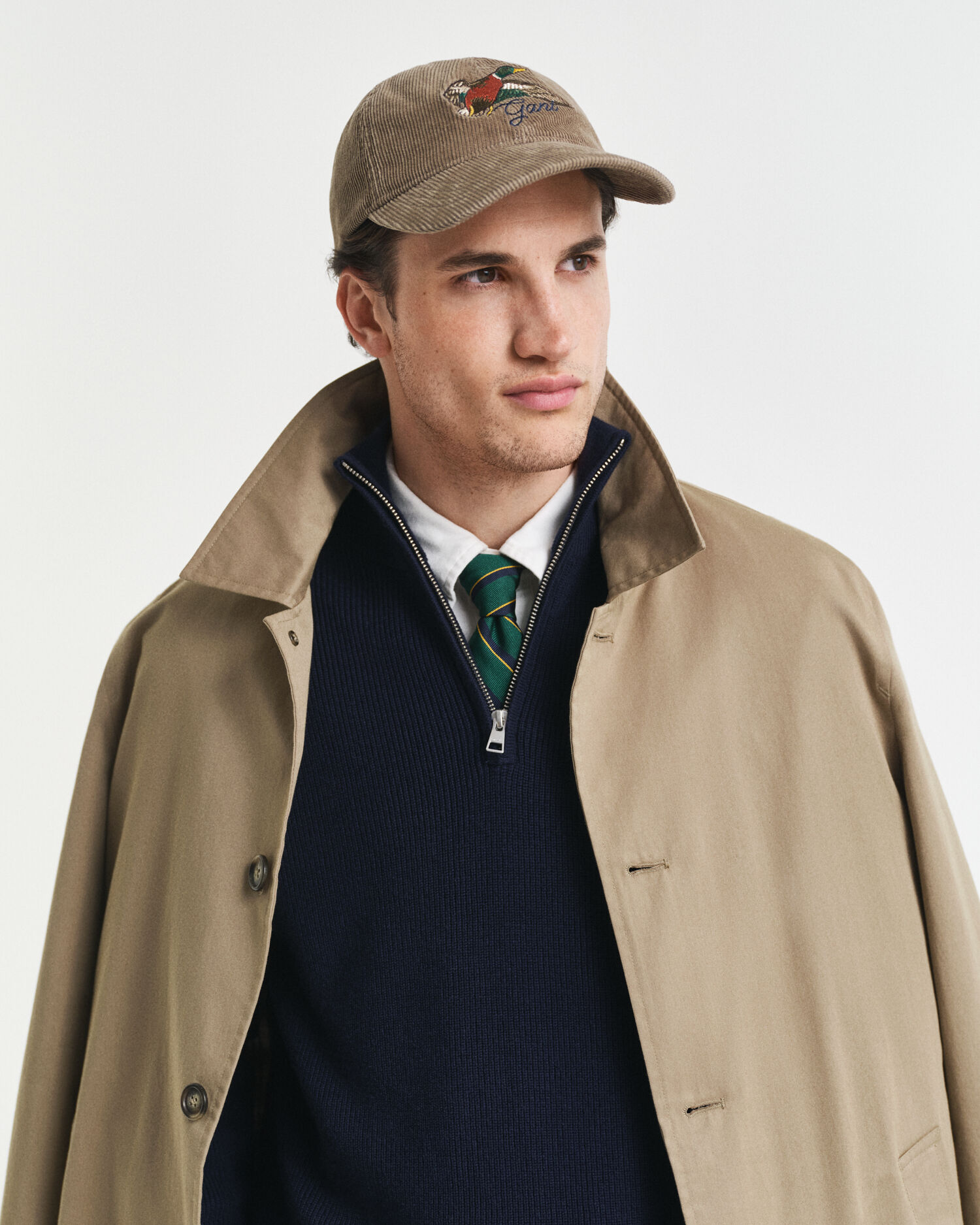 Pesukäsitelty kirjailtu vakosamettilippalakki